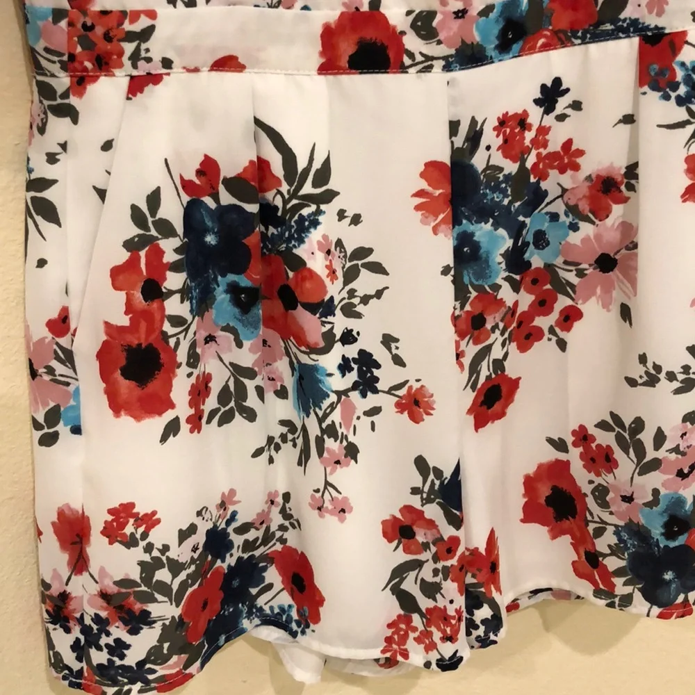 Cupcakes and Cashmere Kieri Floral Romper - Picture 5 of 6